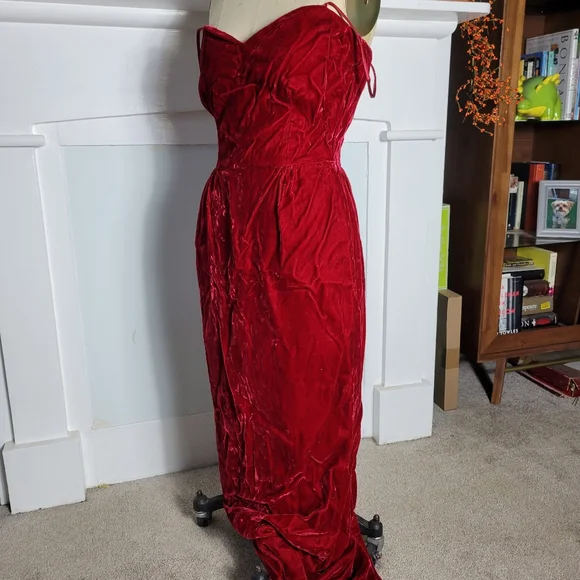 M| Red Velvet Sweetheart Dress - Picture 6 of 6